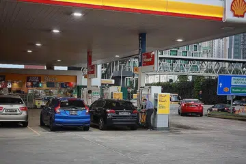 ISI MINYAK DI JB: Seperkara yang mungkin tidak disedari ramai adalah harga minyak di Malaysia yang lebih murah bukan semata-mata kerana kadar tukaran mata wang Singapura-Malaysia, tetapi kerana subsidi besar kerajaan Malaysia untuk memastikan harga minyak terkawal supaya kos kehidupan tidak naik mendadak di luar kemampuan rakyatnya. - Foto fail