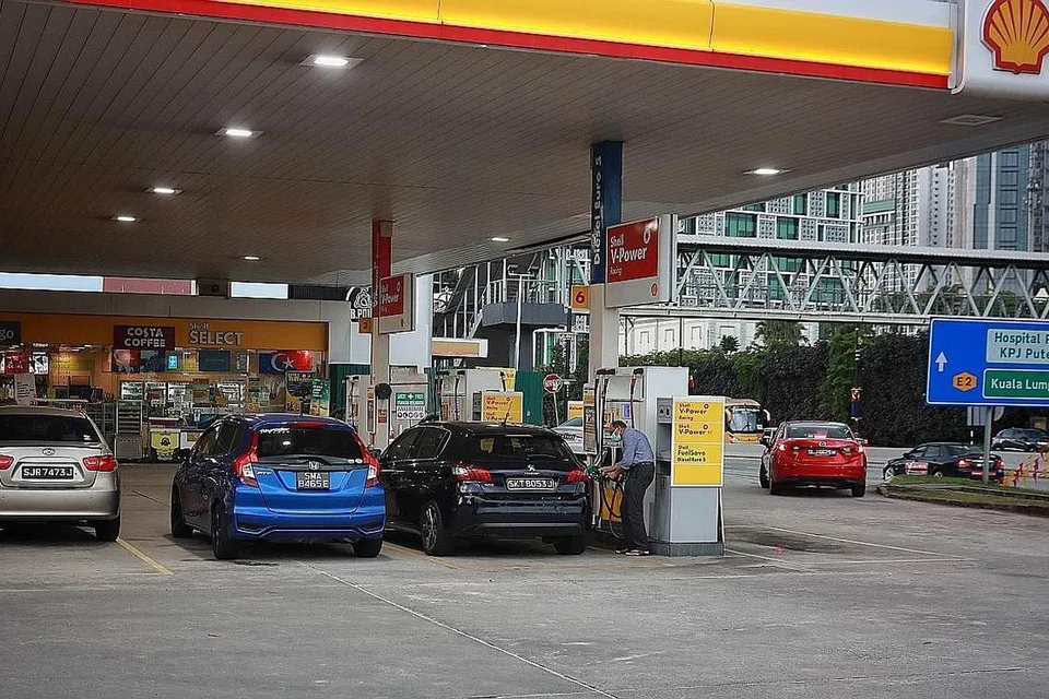 ISI MINYAK DI JB: Seperkara yang mungkin tidak disedari ramai adalah harga minyak di Malaysia yang lebih murah bukan semata-mata kerana kadar tukaran mata wang Singapura-Malaysia, tetapi kerana subsidi besar kerajaan Malaysia untuk memastikan harga minyak terkawal supaya kos kehidupan tidak naik mendadak di luar kemampuan rakyatnya. - Foto fail