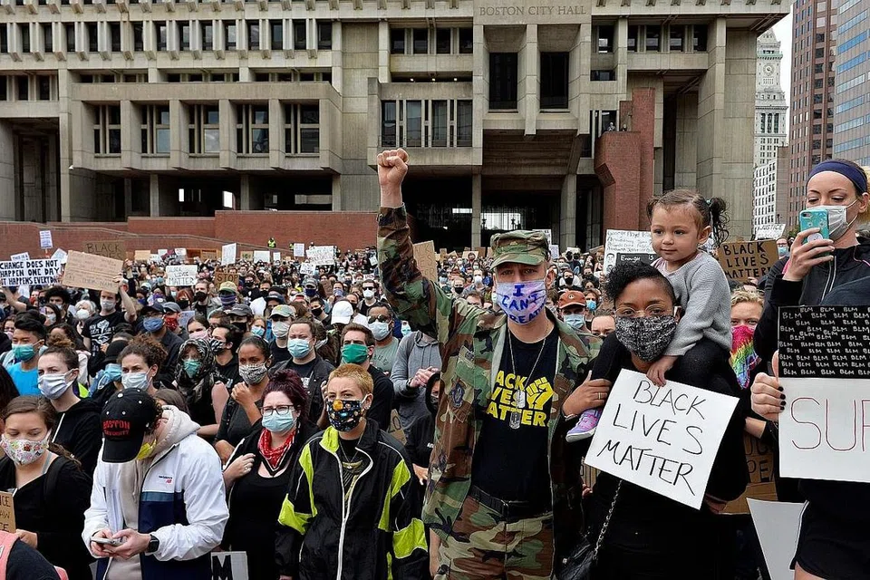 TUNJUK PERASAAN: Kematian seorang lelaki kulit hitam, George Floyd ketika dalam tahanan polis di Minneapolis telah mencetuskan tunjuk perasaan di banyak wilayah di Amerika, malah juga di negara-negara lain. - Foto AFP