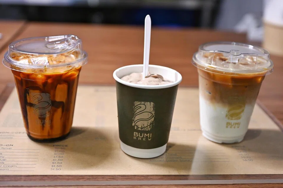 (Dari kiri) ‘Teh Tarik Aren’  yang berharga $6, ‘Einspanner Latte’ ($7.50) dan ‘Spanish Latte’ ($5 untuk panas; $5.50 untuk berais).