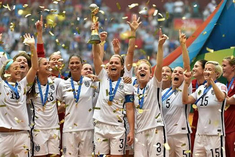 JUARA: Pasukan wanita Amerika Syarikat menjulang trofi setelah menewaskan Jepun 5-2 di perlawanan akhir Piala Dunia Wanita di Vancouver, Canada. - Foto AFP