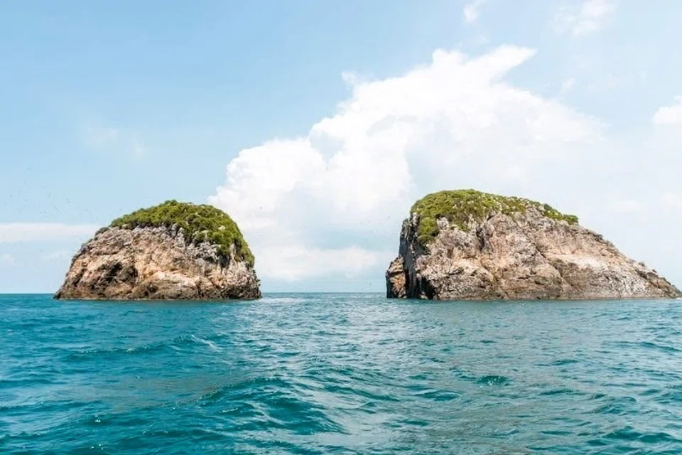 Pulau Tokong Rakit merupakan salah satu ikon kepulauan di Mersing.