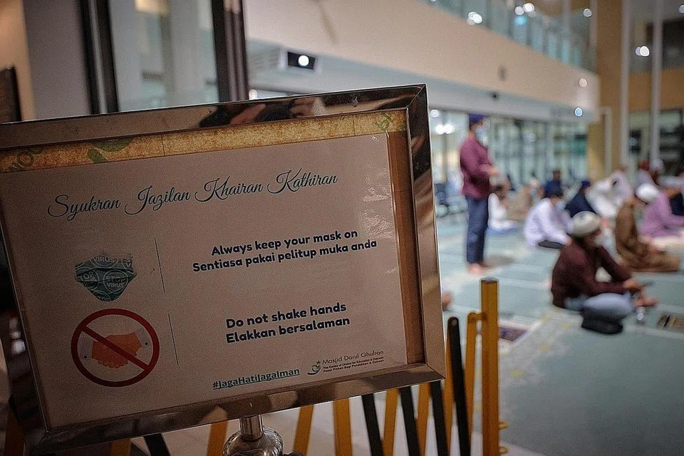 LANGKAH KESELAMATAN MASIH PERLU DIAMALKAN: Masyarakat Melayu/Islam dinasihati agar dapat menyambut Hari Raya dengan cara yang selamat sebagaimana yang dilakukan pada tahun lalu. Kesyukuran juga harus dipanjatkan kerana sekurang-kurangnya pada tahun ini mereka masih dapat mengeratkan silaturahim dengan keluarga dan sanak saudara walaupun terhad, kata Encik Masagos Zulkifli. - Foto BH oleh JASON QUAH