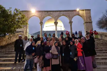 KEMBARA ISRAK DAN MIKRAJ: Peserta berada di hadapan Dome of the Rock di kawasan Masjidil Aqsa semasa mengikuti kembara Israk dan Mikraj, anjuran Noor Mohamad Services & Travel Pte Ltd, pada 2022.
