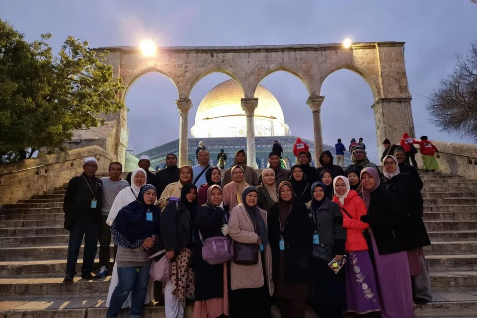 KEMBARA ISRAK DAN MIKRAJ: Peserta berada di hadapan Dome of the Rock di kawasan Masjidil Aqsa semasa mengikuti kembara Israk dan Mikraj, anjuran Noor Mohamad Services & Travel Pte Ltd, pada 2022.