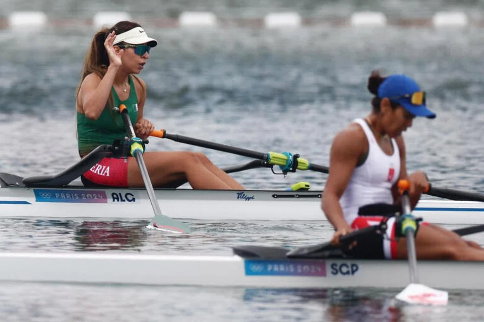 Final E acara scull tunggal wanita dimenangi oleh pendayung Algeria, Nihed Benchadli (kiri), manakala pendayung Singapura, Saiyidah Aisyah Mohamed Rafa’ee, mendapat tempat keempat di Stadium Nautika Vaires-sur-Marne pada 2 Ogos. 