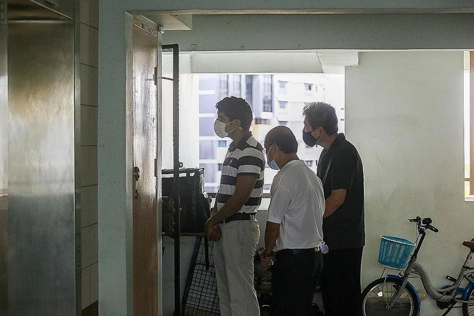 "Ia selamat digunakan meski bau asap masih ada. Kerja-kerja pembaikan bagi lif yang terjejas mungkin memakan masa kerana kerosakannya terlalu teruk." - Anggota Parlimen GRC Sembawang, Encik Vikram Nair. (kiri). - Foto ZAOBAO 