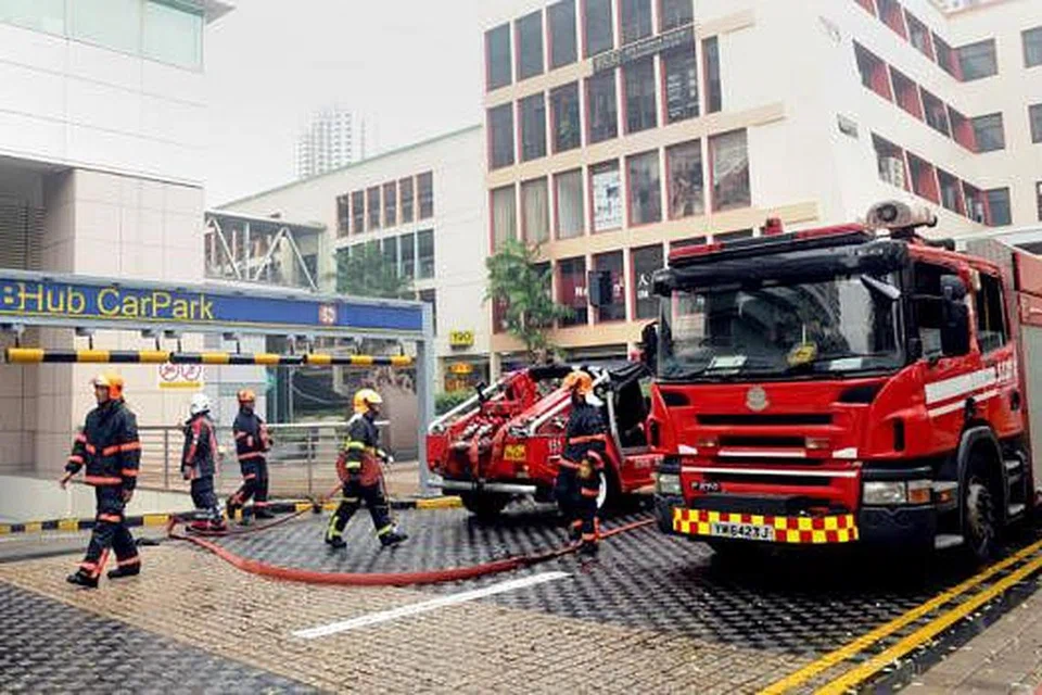TERKAWAL: Tiada yang cedera dalam kebakaran. SCDF mengerahkan dua kereta bomba, satu Red Rhino, dan tiga kenderaan sokongan untuk memadamkan api. - Foto THE STRAITS TIMES