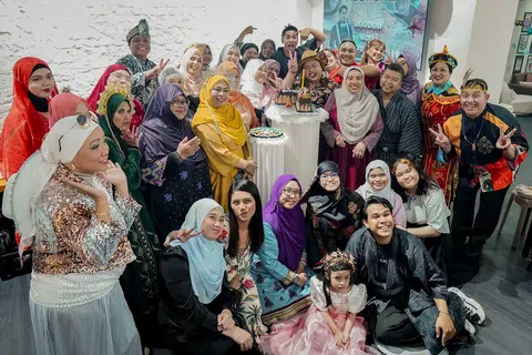Seramai 50 anggota Kelab Peminat Khai Bahar (KBSpore) menyambut ulang tahun ketujuh kelab berkenaan pada 11 Oktober di Lolly Space SG.