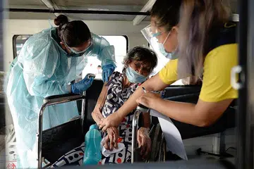 DAPAT VAKSIN: Seorang penduduk warga emas menerima suntikan dos Sinovac di Makati City sebelum bekalan vaksin di bandar itu kehabisan. - Foto REUTERS
