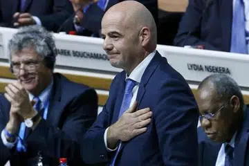 TANGGUNGJAWAB BESAR: Presiden baru Fifa, Gianni Infantino (kanan), jelas terharu dengan sokongan daripada anggota badan bola sepak dunia itu. - Foto REUTERS