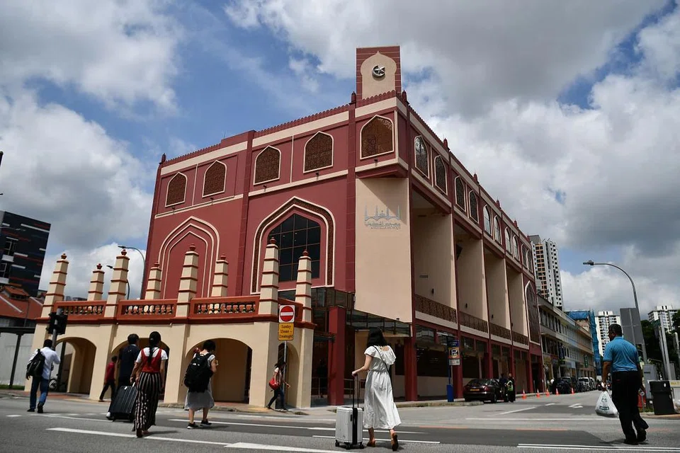 MASJID BERSEJARAH DIBUKA SEMULA: Kini mempunyai empat tingkat dan dibangun semula, Masjid Angullia boleh menampung lebih ramai jemaah. - Foto: LIM YAOHUI 