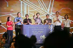 Perdana Menteri, Encik Lawrence Wong (empat dari kiri) bersama Menteri di Pejabat Perdana Menteri, Dr Mohamad Maliki Osman (lima dari kiri) di pembukaan Jalur Gemilang Geylang Serai pada 7 September 2024.