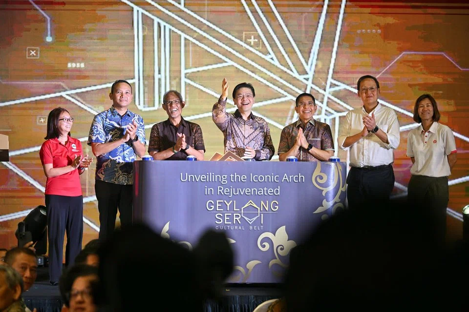 Perdana Menteri, Encik Lawrence Wong (empat dari kiri), bersama (dari kiri) Ketua Perancang Penguasa Pembangunan Semula Bandar (URA), Cik Adele Tan; Mayor CDC South East, Encik Mohd Fahmi Aliman; Menteri Bertanggungjawab bagi Ehwal Masyarakat Islam, Encik Masagos Zulkifli Masagos Mohamad; Menteri di Pejabat Perdana Menteri, Dr Mohamad Maliki Osman; Menteri Tenaga Manusia, Dr Tan See Leng; dan Penolong Ketua Eksekutif Persatuan Rakyat (PA), Cik Jeanie Tan, merasmikan pelancaran ‘Gerbang Ikonik’ Geylang Serai.