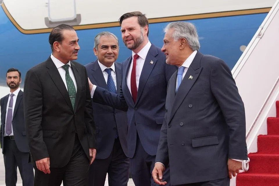 Timbalan Presiden Amerika, Encik JD Vance (dua dari kanan), bercakap dengan Panglima Tentera Darat Pakistan, Field Marshal Asim Munir (paling kiri), dan Menteri Ehwal Dalam Negeri Pakistan, Encik Mohsin Raza Naqvi (dua dari kiri), serta Menteri Ehwal Luar Pakistan, Encik Ishaq Dar, sejurus tiba di Islamabad bagi rundingan damai dengan Iran pada 11 April.