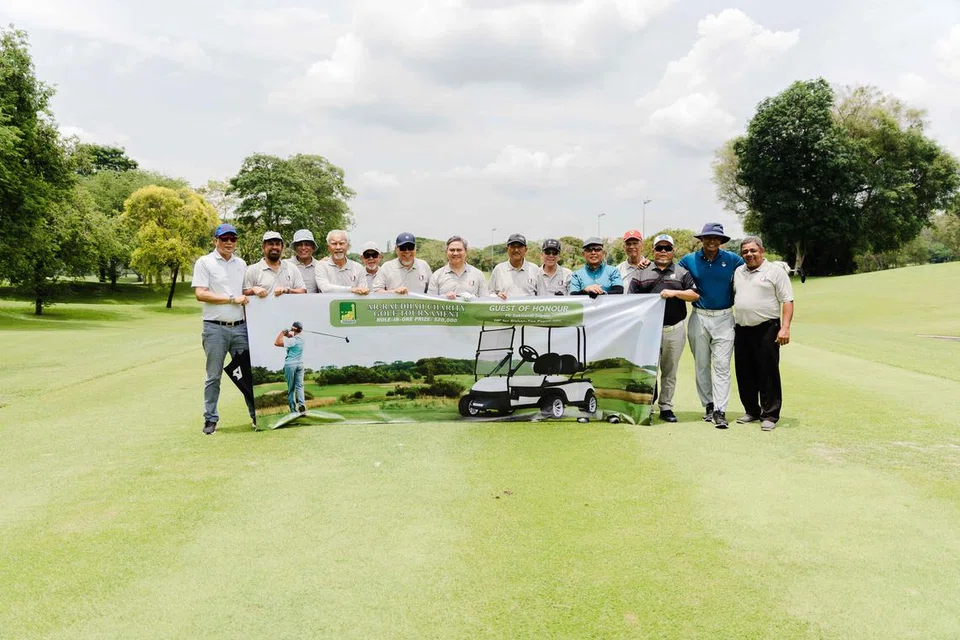 Sempena acara Golf Amal Masjid Ar-Raudhah, turut hadir sebagai tetamu kehormat ialah Anggota Parlimen (AP) GRC Bishan-Toa Payoh, Encik Saktiandi Supaat (lapan dari kanan), bersama Ustaz Mohd Ali Atan, yang juga Pengerusi Eksekutif Kanan di Masjid Ar-Raudhah (enam dari kiri) bersama jawatankuasa golf, ahli pentadbir masjid dan peserta. 