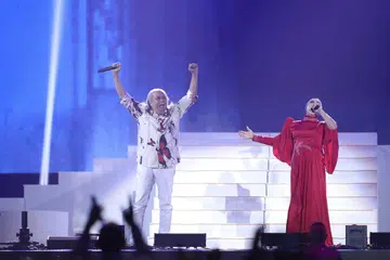 GANDINGAN MEMUKAU: Apabila Papa Rok, Datuk Ramli Sarip (kiri) dan Azharina Azhar, berpadu suara bagi lagu rok ikonik, ‘Kamelia’, dalam konsert akhir ‘All Stars Gegar Vaganza’ (ASGV), sejarah bagai tercipta.