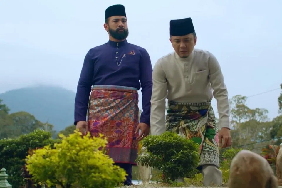 Kesedihan anak yang terasa kekurangan kasih sayang daripada ibunya yang tidak pernah memujinya berbanding adik-beradik lain disingkap dalam iklan Hari Raya Elrah Exclusive, ‘Tak Pernah Suka Mak’. Ia dijayakan (dari kiri) Sharnaaz Ahmad dan Beto Kusyairy.