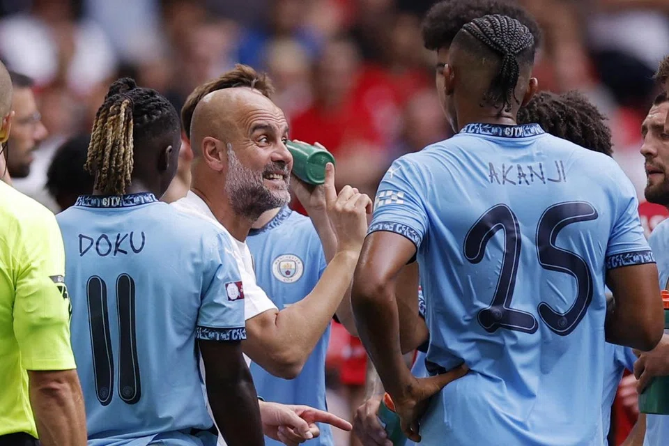 Selaku penyandang juara, Manchester City sudah pasti tidak sabar-sabar untuk mempertahankan gelaran mereka di bawah pimpinan Pep Guardiola (dua dari kanan).