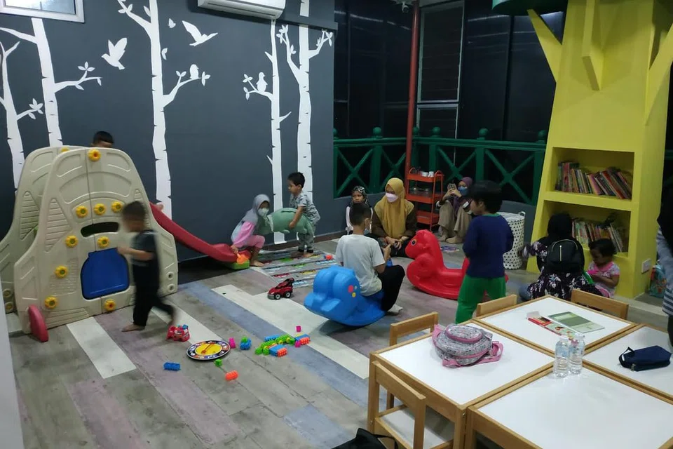 Masjid Al-Khairiyah di Taman Sri Gombak, Batu Caves, Selangor, menyediakan bilik khas bersama tenaga sukarelawan untuk menjaga anak kecil ketika ibu bapa menunaikan solat isyak dan solat tarawih di masjid itu pada Ramadan.