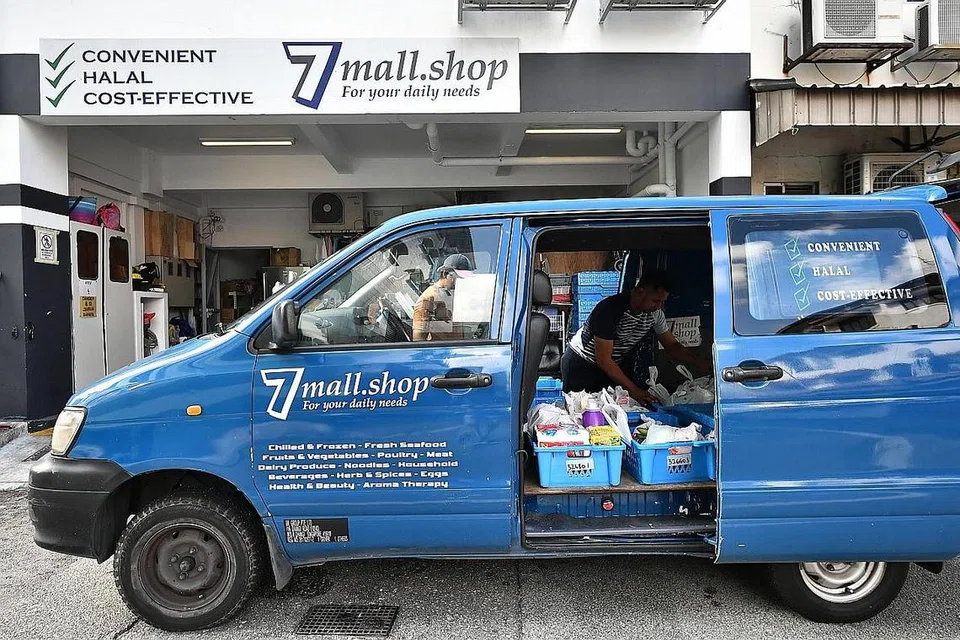 JUALAN TAMBAH BAIK: Pemilik bersama 7mall.shop, Encik Damar Osman, berkata tempahan meningkat hingga 80 peratus sejak Singapura menaikkan syarat respons wabak ke jingga pada 7 Februari. - Foto BH oleh LIM YAOHUI