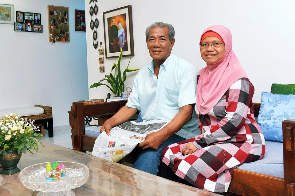 MANFAATKAN LBS: Encik Mohd Adefar Kassim dan isterinya Cik Kalsom Makmoer selesa tinggal di rumah mereka di Segar Road dan tidak berhasrat berpindah. Mereka yang tinggal di flat empat bilik ini lebih 15 tahun telah memanfaatkan Skim Beli Balik Pajakan (LBS) yang ditawarkan HDB. - Foto fail