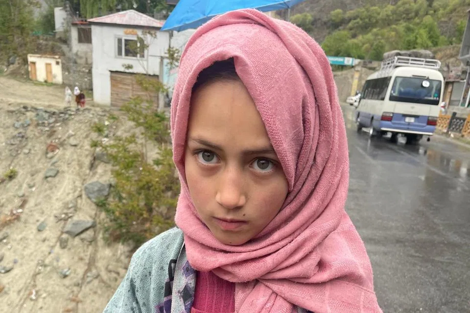 Gadis berwajah ayu ini mendekati penulis dan ingin bertegur sapa, namun kerana bahasa yang berbeza, hanya mata yang indah ini mampu berbicara.  