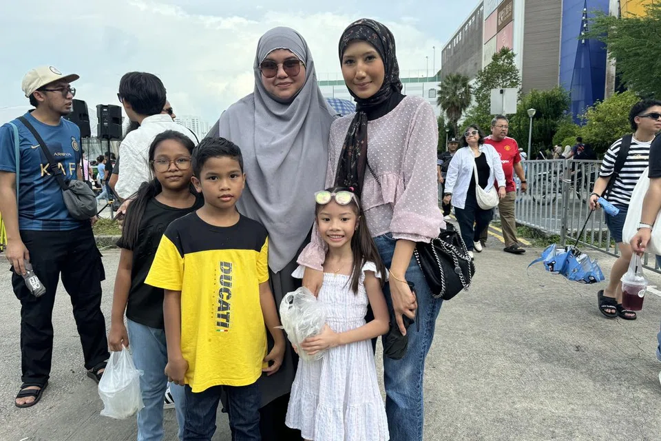 Adik-beradik, Cik Siti Nur Fiqah (kanan) dan Cik Nur Syazwani (tiga dari kanan) bersama anak-anak mereka telah menunggu selama dua jam setengah untuk menunggu giliran membeli ‘kunafa’ yang tular di media sosial. 