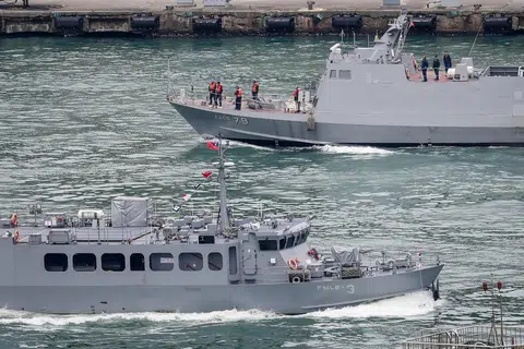 Sebuah kapal peluru berpandu Tentera Laut Taiwan kelas Kuang Hua VI (atas) dan kapal penabur periuk api kelas Min Jiang menjalankan rondaan di perairan Pelabuhan Keelung, Bandar Keelung, Taiwan, pada 2 April 2025. Pada tarikh yang sama, latihan ketenteraan bersama oleh Tentera Pembebasan Rakyat China (PLA) di sekitar Taiwan memasuki hari kedua, dengan Komando Teater Timur PLA mengumumkan pelaksanaan latihan ‘Strait Thunder-2025A’ di beberapa bahagian Selat Taiwan. Menurut Kementerian Pertahanan Nasional (MND) Taiwan, sebanyak 95 aset udara dan laut PLA dikesan di sekitar Taiwan dari 1 hingga 2 April.