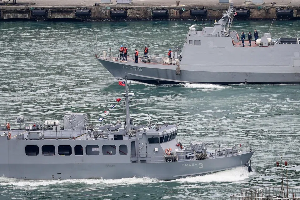 Sebuah kapal peluru berpandu Tentera Laut Taiwan kelas Kuang Hua VI (atas) dan kapal penabur periuk api kelas Min Jiang menjalankan rondaan di perairan Pelabuhan Keelung, Bandar Keelung, Taiwan, pada 2 April 2025. Pada tarikh yang sama, latihan ketenteraan bersama oleh Tentera Pembebasan Rakyat China (PLA) di sekitar Taiwan memasuki hari kedua, dengan Komando Teater Timur PLA mengumumkan pelaksanaan latihan ‘Strait Thunder-2025A’ di beberapa bahagian Selat Taiwan. Menurut Kementerian Pertahanan Nasional (MND) Taiwan, sebanyak 95 aset udara dan laut PLA dikesan di sekitar Taiwan dari 1 hingga 2 April.