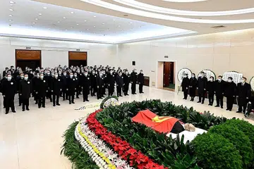 PENGHORMATAN TERAKHIR: Para pemimpin China memberi penghormatan terakhir kepada mendiang Jiang di Beijing kelmarin. - Foto REUTERS