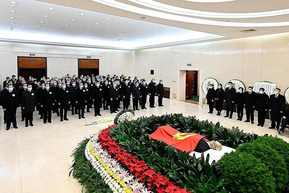 PENGHORMATAN TERAKHIR: Para pemimpin China memberi penghormatan terakhir kepada mendiang Jiang di Beijing kelmarin. - Foto REUTERS