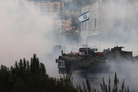 Tentera Israel dengan kereta kebal memasuki kem pelarian Jenin di Tebing Barat pada 23 Februari.