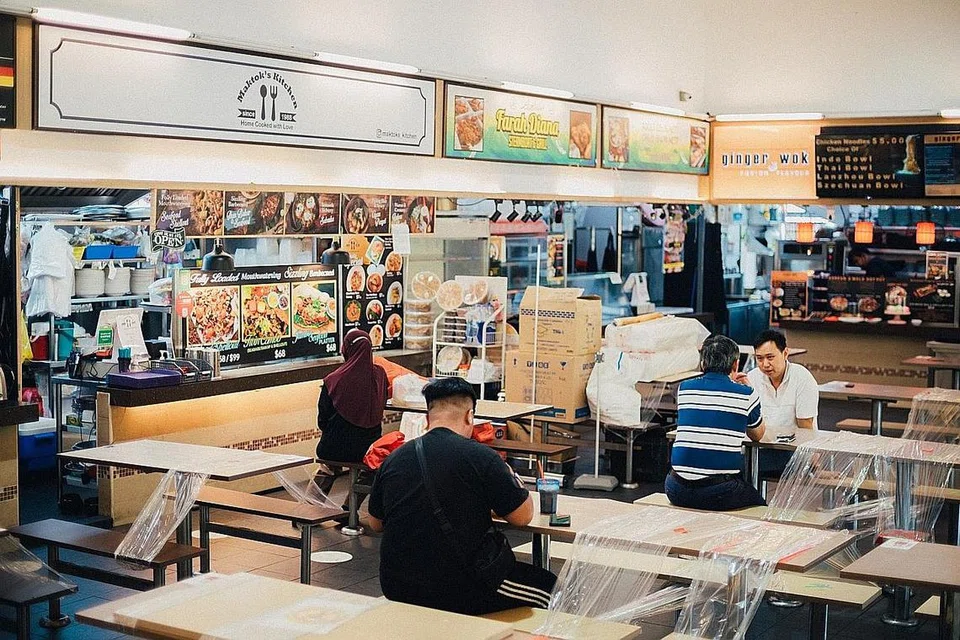 BERHARAP PELANGGAN DATANG KEMBALI: Perniagaan di kedai kopi Makan Empire yang dibuka November lalu melonjak apabila ia baru dibuka namun merosot mendadak hingga 80 peratus ekoran langkah Fasa Dua (Kewaspadaan Dipertingkat) dan sekatan dua pelanggan semeja baru-baru ini. - Foto BH oleh HARITH MUSTAFFA