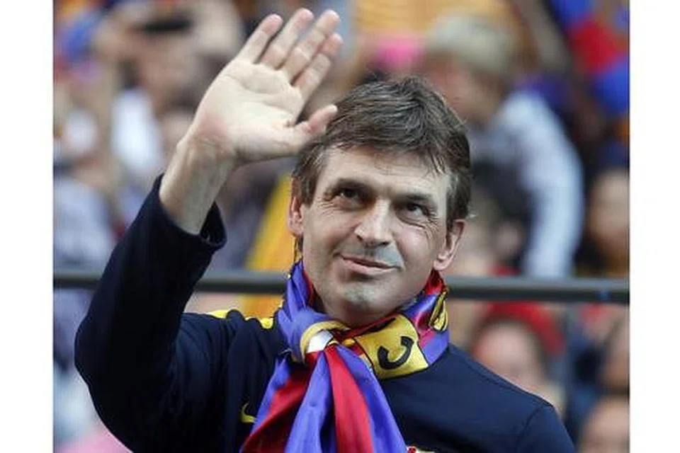 LAMBAIAN TERAKHIR: Tito Vilanova melambai kepada penyokong Barcelona semasa mereka diarak keliling bandar itu selepas menjuarai La Liga pada Mei tahun lalu. - Foto REUTERS