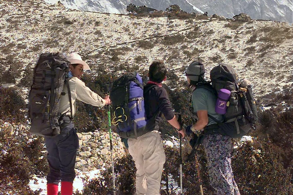 Anggota Pasukan Everest Singapura termasuk Dr Robert Goh, Encik David Lim Yew Lee dan Encik Edwin Siew, dalam perjalanan ke Kem Asas Everest. Mereka berhenti pada ketinggian 4,300 meter di atas paras laut untuk melihat Gunung Everest yang kelihatan jauh di hadapan, diliputi salji di puncaknya.