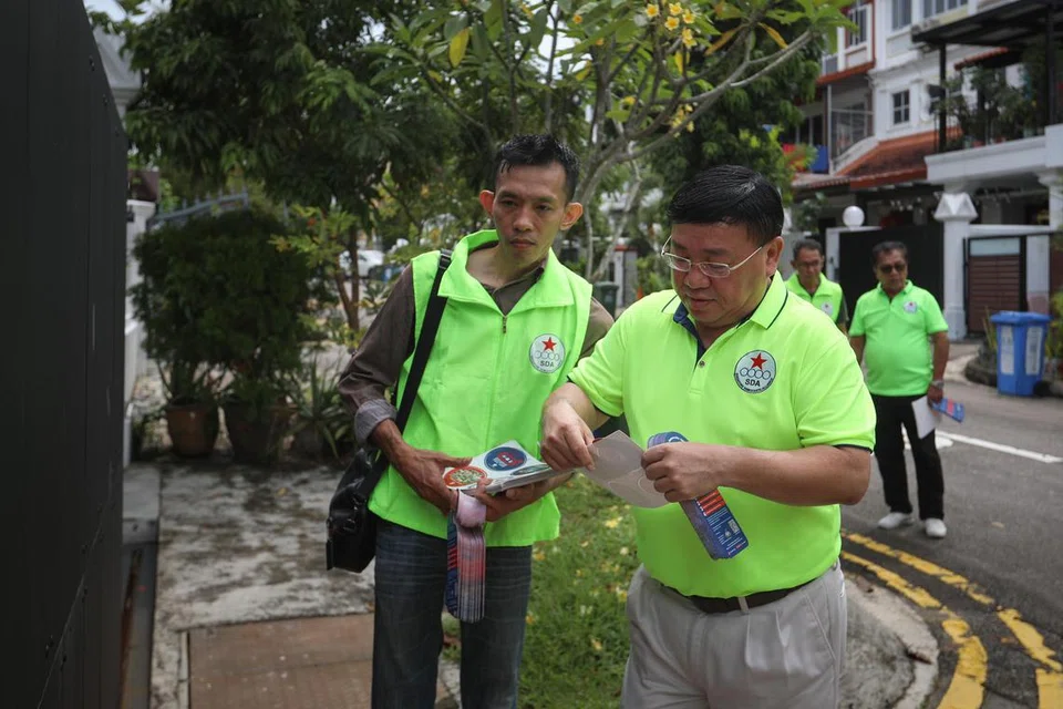 Muka baru Parti Perikatan Demokratik Singapura (SDA), yang juga ahli perniagaan, Encik Muhammad Faizal Bin Mohmad (kiri), 42 tahun, bersama pengerusi SDA, Encik Desmond Lim semasa lawatan di sekitar Loyang Rise pada 23 Mac.