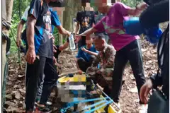 AKIBAT MERACAU: Mangsa dibawa turun menggunakan alat pengusung pada Ahad.
