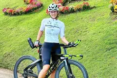 Penyampai sukan dan atlet triatlon, Claire Jedrek, pulih daripada patah tulang rusuk dan turut layak ke Kejohanan Dunia di Taupo, New Zealand.