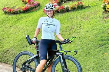 Penyampai sukan dan atlet triatlon, Claire Jedrek, pulih daripada patah tulang rusuk dan turut layak ke Kejohanan Dunia di Taupo, New Zealand.