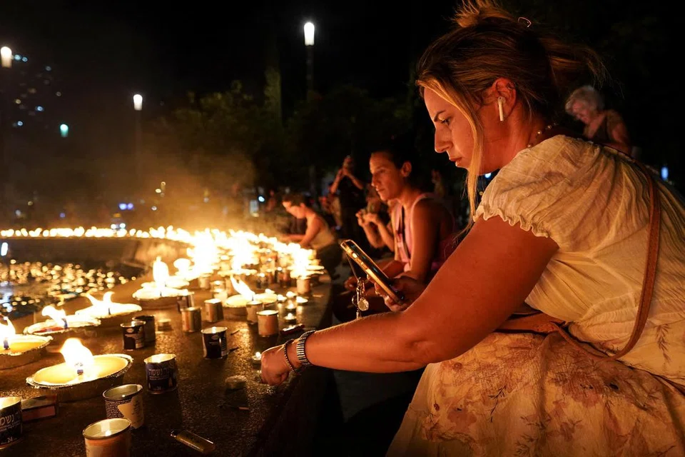 PERINGATI MANGSA KORBAN: Orang ramai berkumpul dan menyalakan lilin di dataran Dizengoff di Tel Aviv bagi memperingati mangsa korban di Israel dalam serangan mengejutkan kumpulan Hamas.