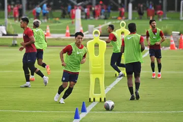 Pemain tengah Lion City Sailors, Song Ui-yong (tiga dari kiri), gigih menjalani latihan pusat pasukan negara di Hab Bola Sepak Kallang pada 27 Mei 2024.
