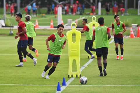 Pemain tengah Lion City Sailors, Song Ui-yong (tiga dari kiri), gigih menjalani latihan pusat pasukan negara di Hab Bola Sepak Kallang pada 27 Mei 2024.