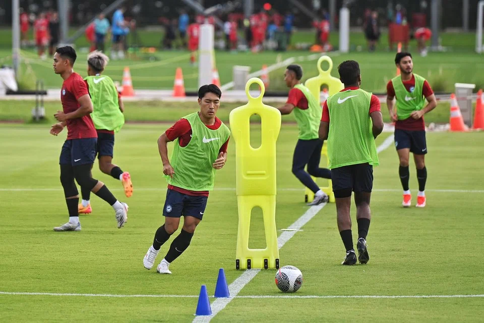 Pemain tengah Lion City Sailors, Song Ui-yong (tiga dari kiri), gigih menjalani latihan pusat pasukan negara di Hab Bola Sepak Kallang pada 27 Mei 2024.