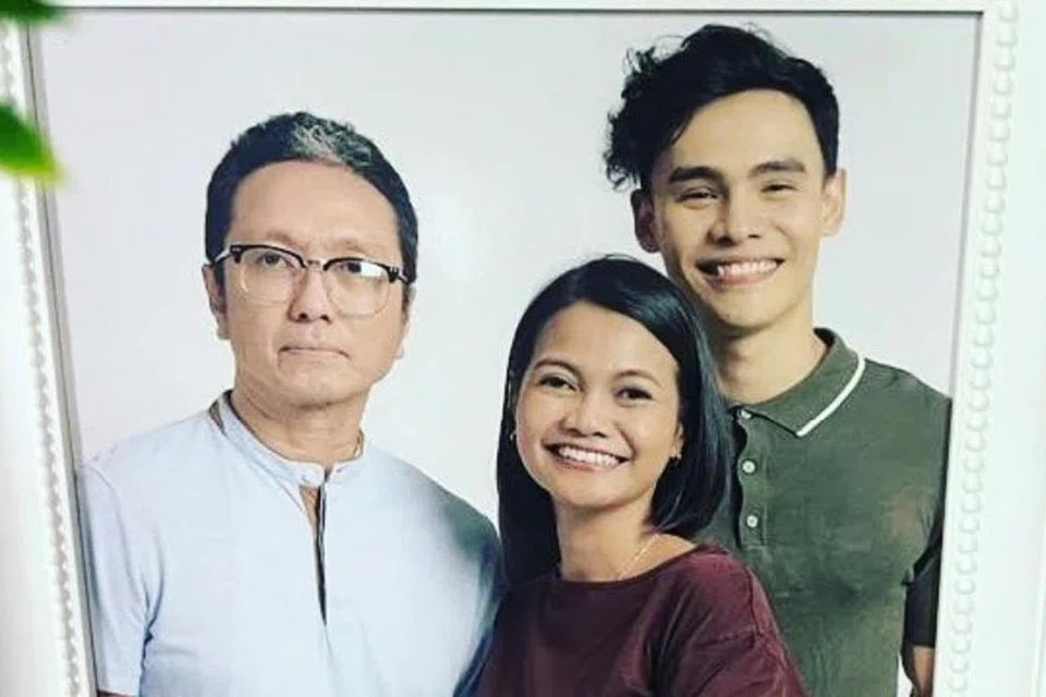UBAH STEREOTAIP: Najip Ali (kiri) selaku jurulatih badminton, Ibrahim, melihat 'Sunny Side Up' sebagai drama yang memainkan peranan mengubah stereotaip kaum dengan anak Melayu yang biasanya dikaitkan dengan sukan bola sepak atau sepak takraw, memperjuang sukan badminton pula. Bersamanya Siti Hajar selaku isteri dan Salif Hardie sebagai anak. - Foto MEDIACORP