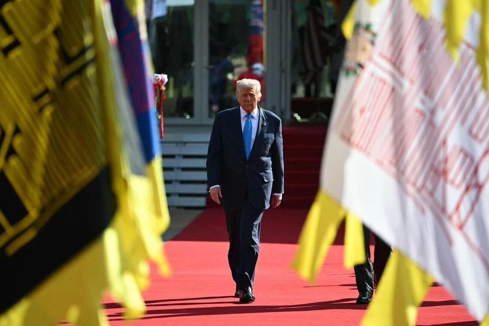 Presiden Amerika Syarikat, Donald Trump, berjalan bersama Presiden Korea Selatan, Lee Jae Myung, selepas upacara penyampaian penghormatan tinggi di Muzium Negara Gyeongju, Gyeongju pada 29 Oktober 2025