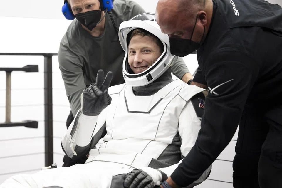 SELAMAT KE BUMI:  Angkasawan Amiriah Arab Bersatu (UAE), Encik Sultan Al Neyadi selamat kembali ke bumi dengan kapsul SpaceX Dragon, bersama tiga angkasawan lain, termasuk Stephen Bowen, Warren Hoburg dan Roscosmos Andrey Fedyaev. 