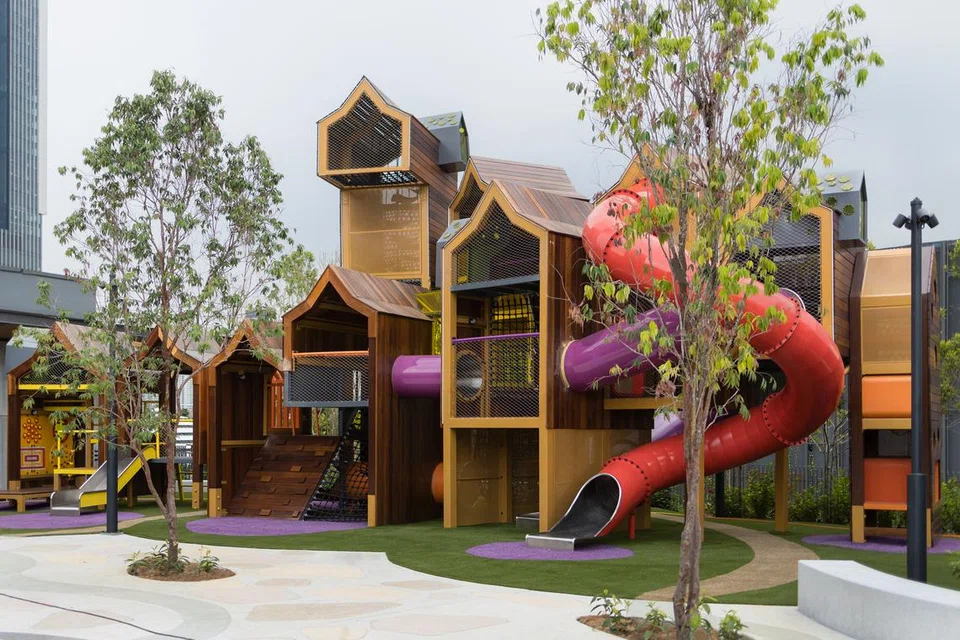 Taman permainan di Taman Bandar TRX di aras bumbung pusat beli-belah The Exchange TRX, Kuala Lumpur menggamit kanak-kanak bermain.