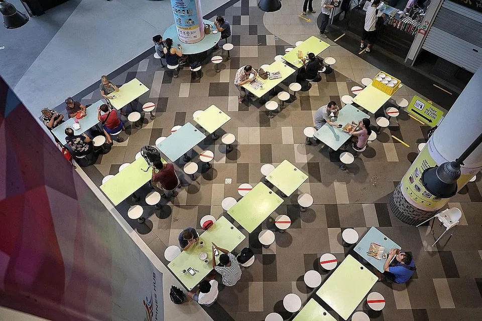 LEBIH RAMAI: Lebih ramai kini boleh duduk makan bersama dan berkumpul dalam kumpulan lapan orang berbanding lima orang sebelum ini, satu berita baik untuk perniagaan makanan dan minuman. - Foto BH oleh JOEL CHAN