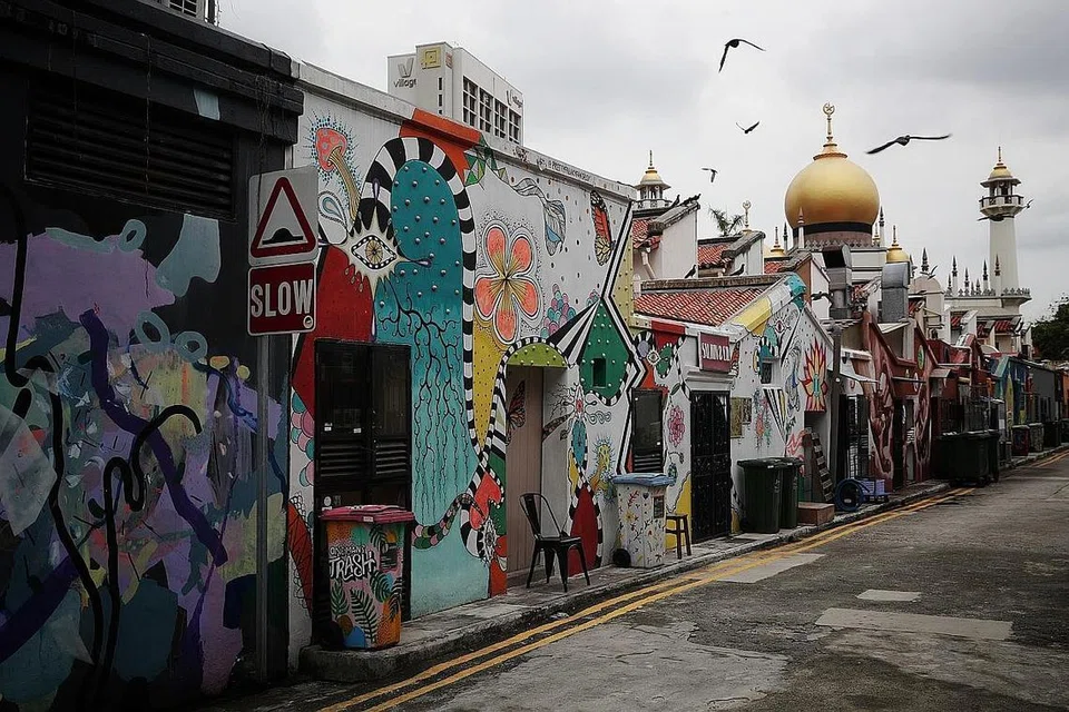 SENI DI SANA SINI: Lukisan berwarna-warni menghias kawasan Kampong Gelam, antara 10 kawasan yang diketengahkan sebagai destinasi 'Singapoliday' (percutian dalam Singapura). - Foto BH oleh JASON QUAH